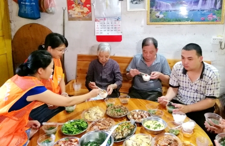 美味團(tuán)圓飯 暖心鄰里情?