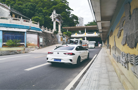 鴛江路白鶴觀門前道路車輛隨意換道致通行受阻